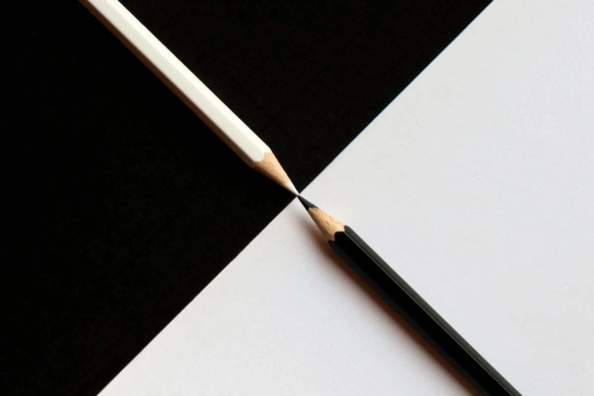 Zwei Stifte in schwarz und weiß